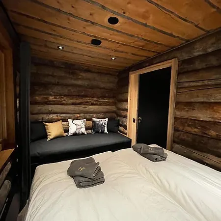 Cottis - Kultakettu Nyaraló